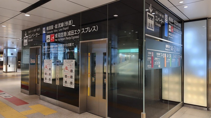 Ascensor en el sótano de Marunouchi