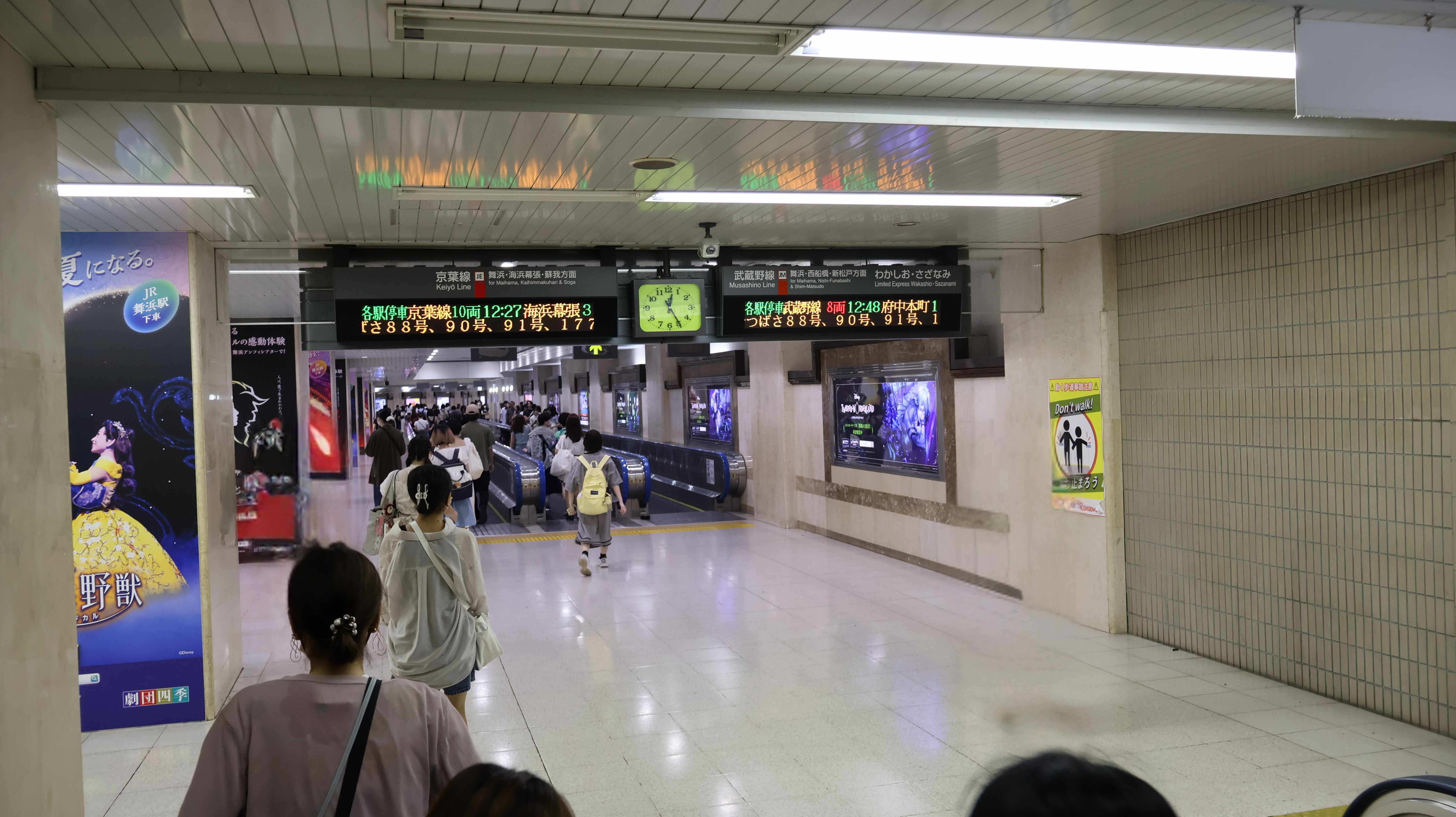 京葉線に向かう動く歩道