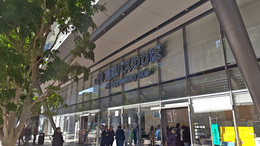 Taquilla de autobús exprés en la estación JR de Tokio